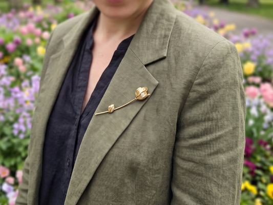 Broche dorée en forme de tulipe texturée en relief