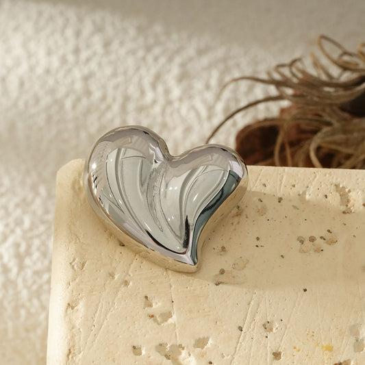 Broche Argentée Cœur Bombé Aux Courbes Fluides