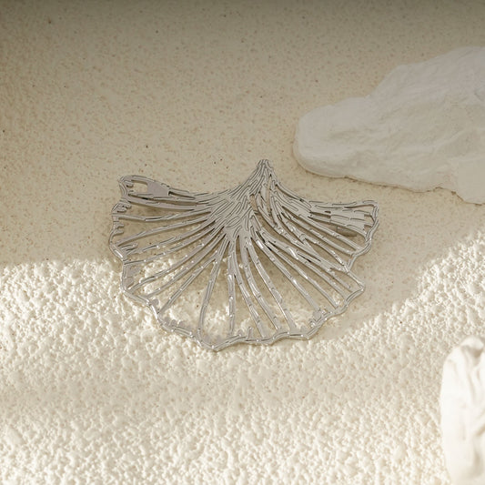 Broche Argentée Filigrane En Forme De Feuille De Ginkgo