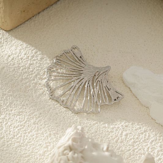 Broche Argentée Filigrane En Forme De Feuille De Ginkgo
