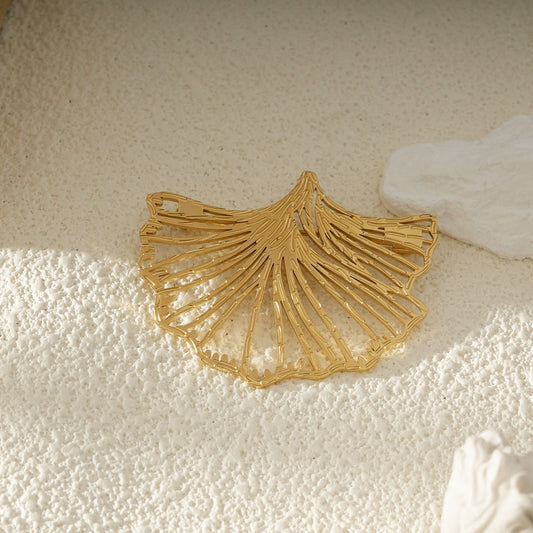 Broche Dorée Filigrane En Forme De Feuille De Ginkgo