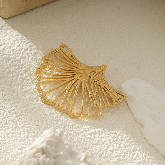 Broche Dorée Filigrane En Forme De Feuille De Ginkgo