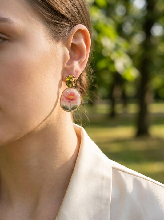 Boucles d'oreilles dorée pendantes avec fleur dessinée