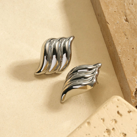 Boucles d’oreilles argentées en forme de flamme ondulée à relief bombé finition miroir