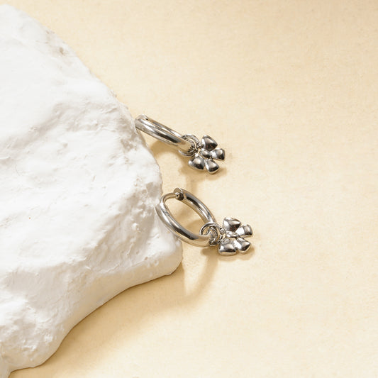 Boucles d'oreilles argentées mini anneaux avec pendentif nœud lisse