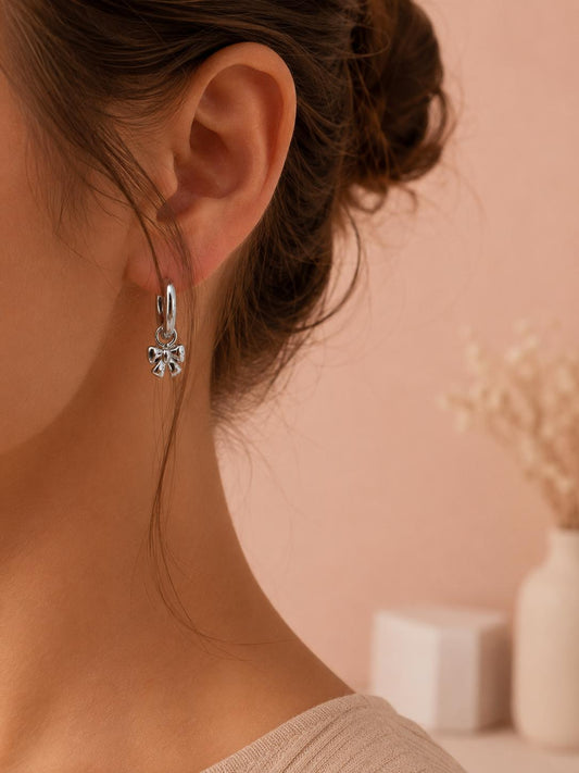 Boucles d'oreilles mini anneaux avec pendentif nœud lisse