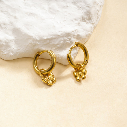 Boucles d'oreilles dorées mini anneaux avec pendentif nœud lisse