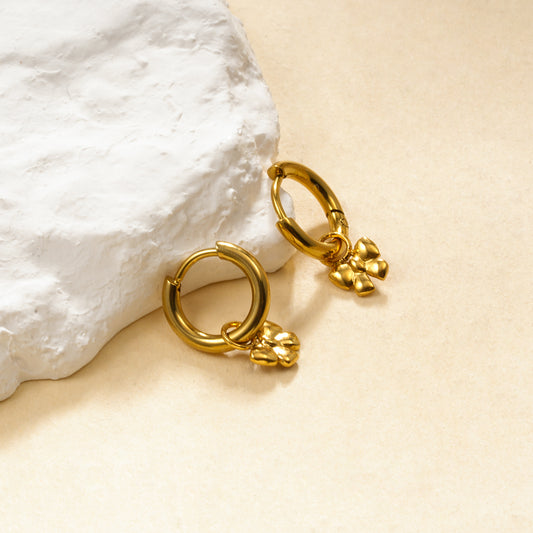 Boucles d'oreilles dorées mini anneaux avec pendentif nœud lisse