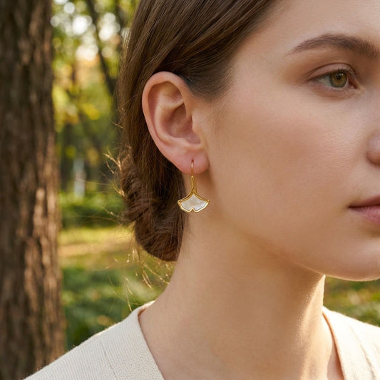 Boucles d'oreilles dorées arc longues feuille de ginkgo nacrée