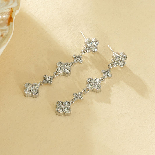 Boucles d’oreilles pendantes argentées 5 fleurs strassées