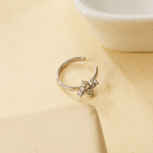 Bague d'oreille earcuff argentée motif fleur 4 pétales