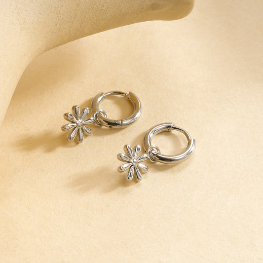 Boucles d'oreilles argentées mini anneaux avec pendentif fleur lisse
