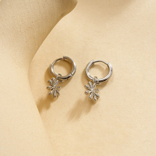 Boucles d'oreilles argentées mini anneaux avec pendentif fleur lisse