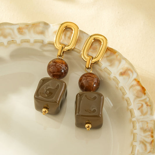 Boucles d'oreiles dorées pendantes résine marron