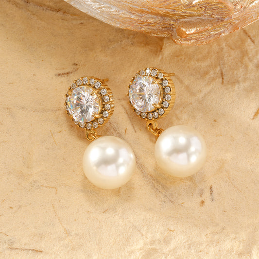 Boucles d'oreilles dorées strassées pendentif perle blanche