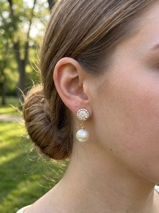 Boucles d'oreilles dorées strassées pendentif perle blanche