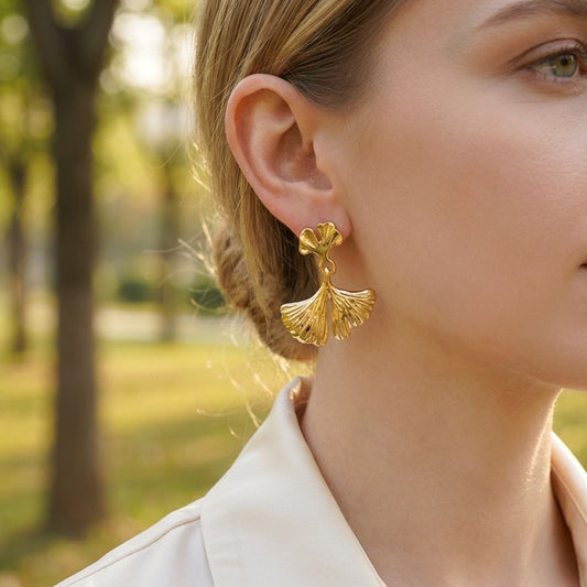 Boucles d'oreilles dorées pendantes feuilles de ginkgo texturés