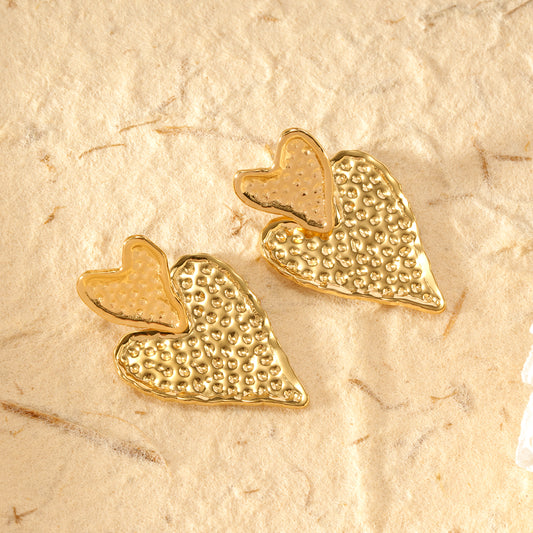 Boucles d'oreilles dorées double coeurs pendants texturés