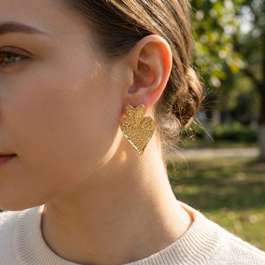 Boucles d'oreilles dorées double coeurs pendants texturés