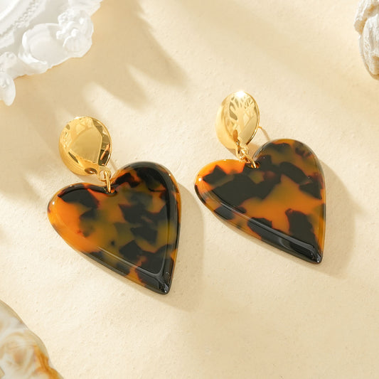 Boucles d'oreilles pendantes grand cœur résine léopard