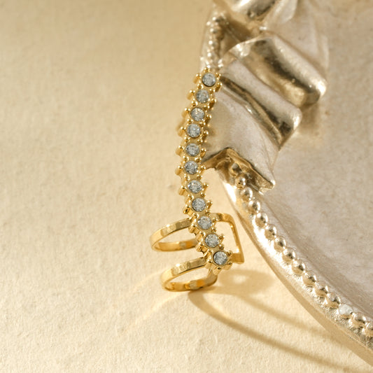 Bijou d'oreille design architectural serti de strass côté gauche