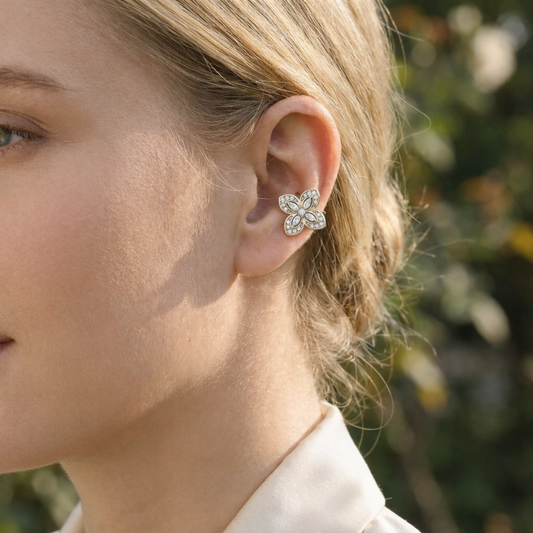 Bijou d’oreille à motif fleur à quatre pétales pavée de strass