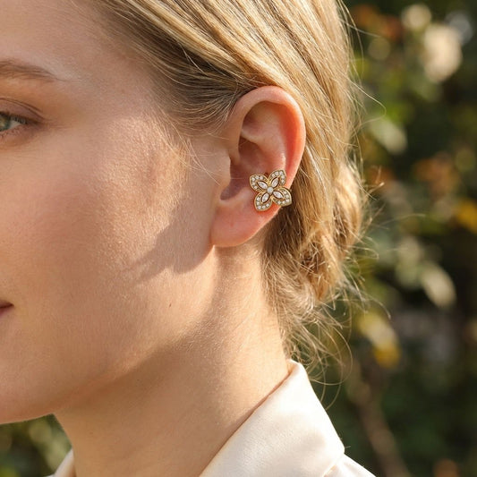 Bijou d’oreille à motif fleur à quatre pétales pavée de strass