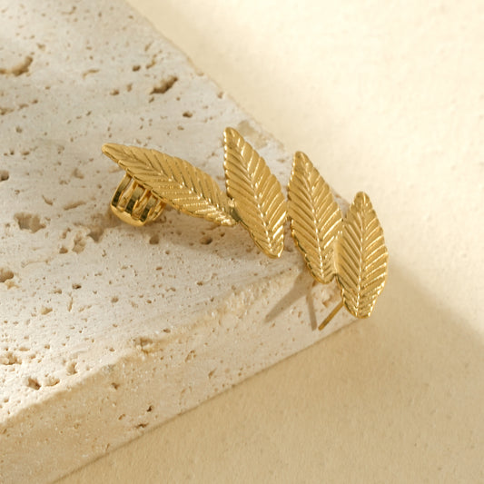 Bijou d’oreille doré à quatre feuilles nervurées côté gauche