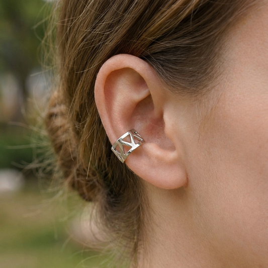 Bijou d’oreille large ajouré motif géométrique