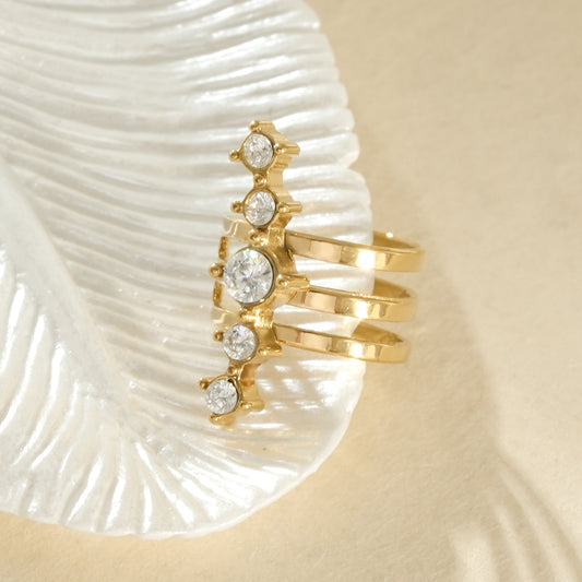 Bijou d’oreille doré ajustable à trois anneaux superposés rehaussés d’une ligne de strass sertis