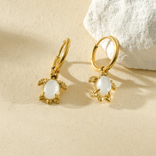 Boucles d’oreilles créoles dorées tortues et pierre blanche