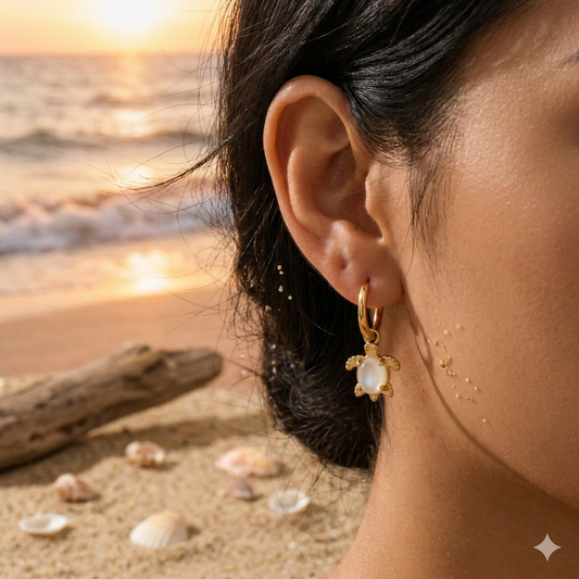 Boucles d’oreilles créoles dorées tortues et pierre blanche