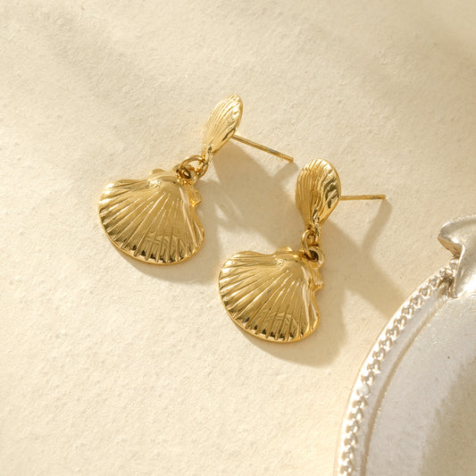 Boucles d’oreilles dorées pendantes coquillage texturé