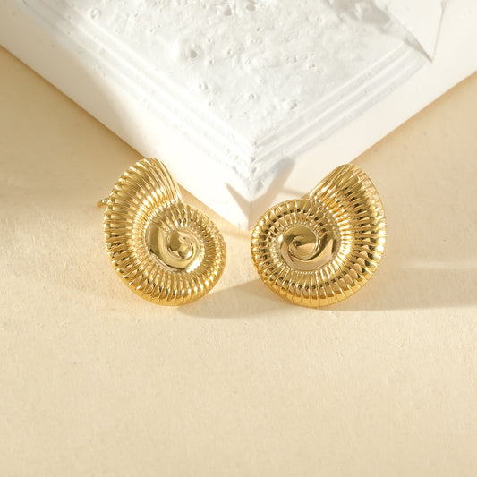 Boucles d’oreilles clous dorées coquillage spiralé texturé