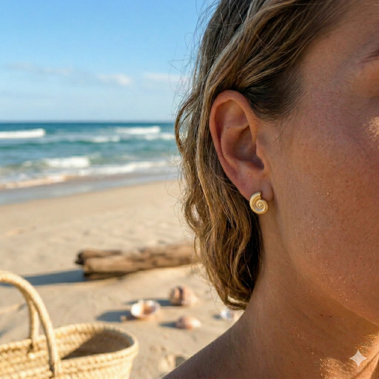 Boucles d’oreilles clous dorées coquillage spiralé texturé