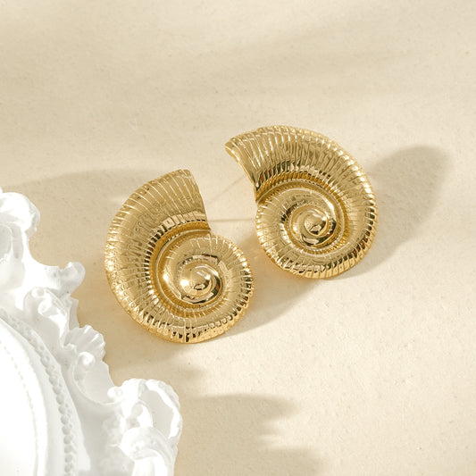 Boucles d’oreilles dorées coquillage spiralé texturé