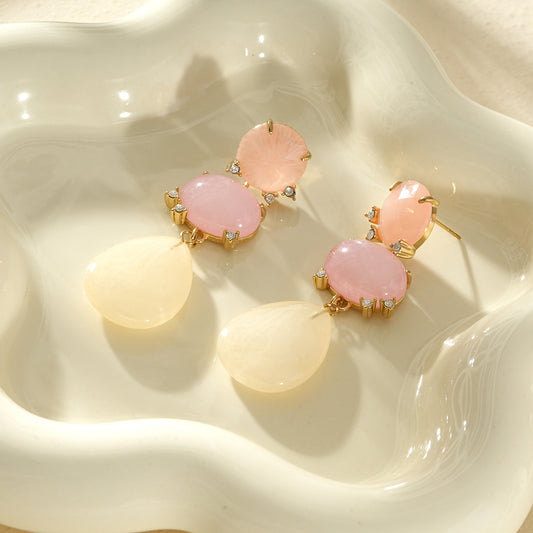 Boucles d’oreilles dorées triple pierre résine rose et beige