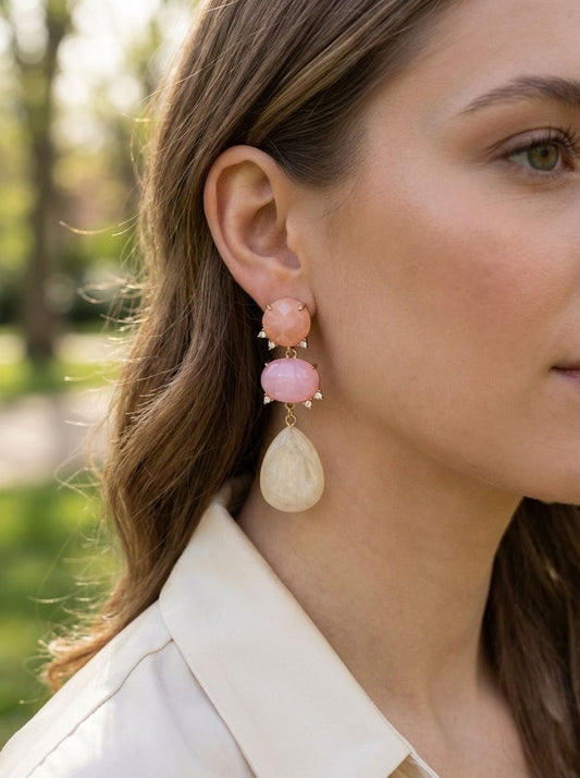 Boucles d’oreilles dorées triple pierre résine rose et beige