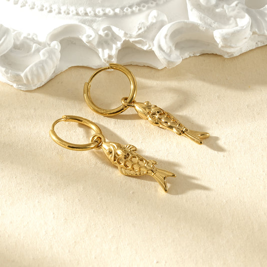 Boucles d'oreilles créoles dorées pendentif carpe koi