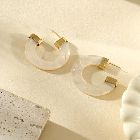 Boucles d’oreilles demi-créoles dorées résine nacrée