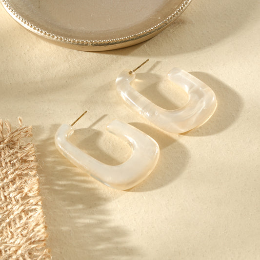 Boucles d’oreilles forme U en résine nacrée blanche