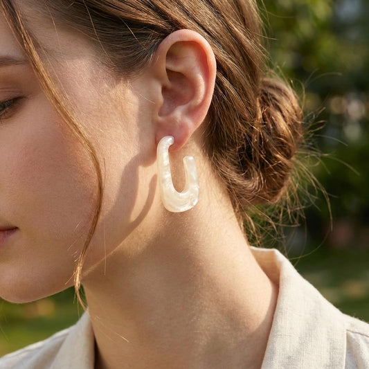 Boucles d’oreilles forme U en résine nacrée blanche