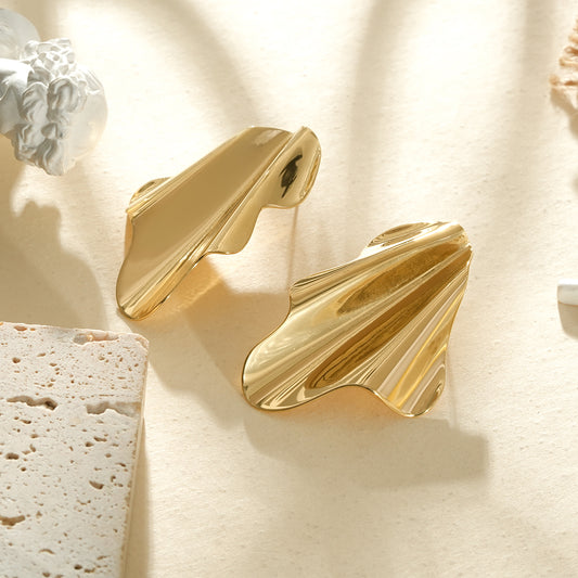 Boucles d’oreilles dorées forme organique sculptée à finition miroir