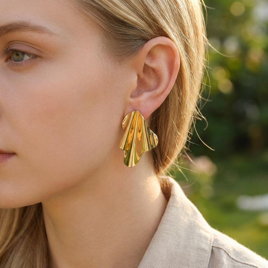 Boucles d’oreilles dorées forme organique sculptée à finition miroir