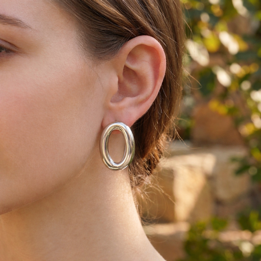 Boucles d’oreilles ovales épaisses irrégulières au design lisse et brillant