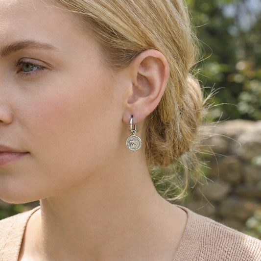 Boucles d’oreilles créoles pendentif médaille visage antique