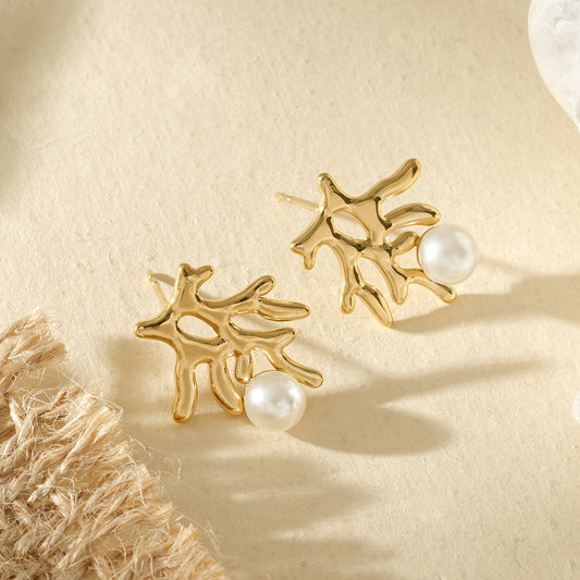 Boucles d'oreilles clou dorées corail avec perle
