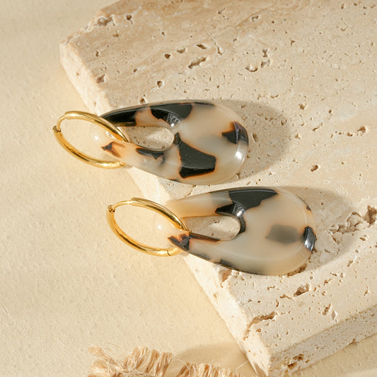 Boucles d'oreilles dorées créoles pendentif goutte ajouré résine léopard