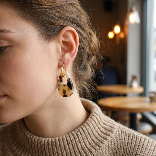 Boucles d'oreilles dorées créoles pendentif goutte ajouré résine léopard