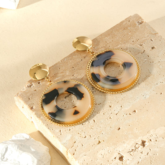 Boucles d'oreilles dorées pendantes cercle résine léopard